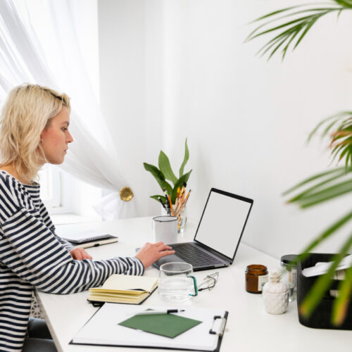 Przestrzeń biurowa w mieszkaniu: Jak stworzyć efektywne i funkcjonalne miejsce do pracy