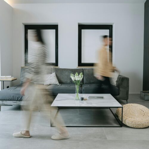 Czy stolik kawowy powinien być wyższy od kanapy? Jak wybrać idealny stolik kawowy?