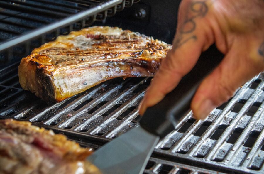Sezon grillowy na tarasie – Jak wybrać idealny grill gazowy Weber Spirit do domowej przestrzeni wypoczynkowej